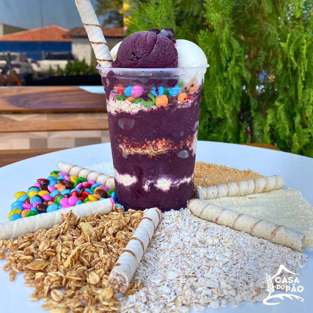 Copo de Açaí Favorito com granola, confetes e canudo de wafer