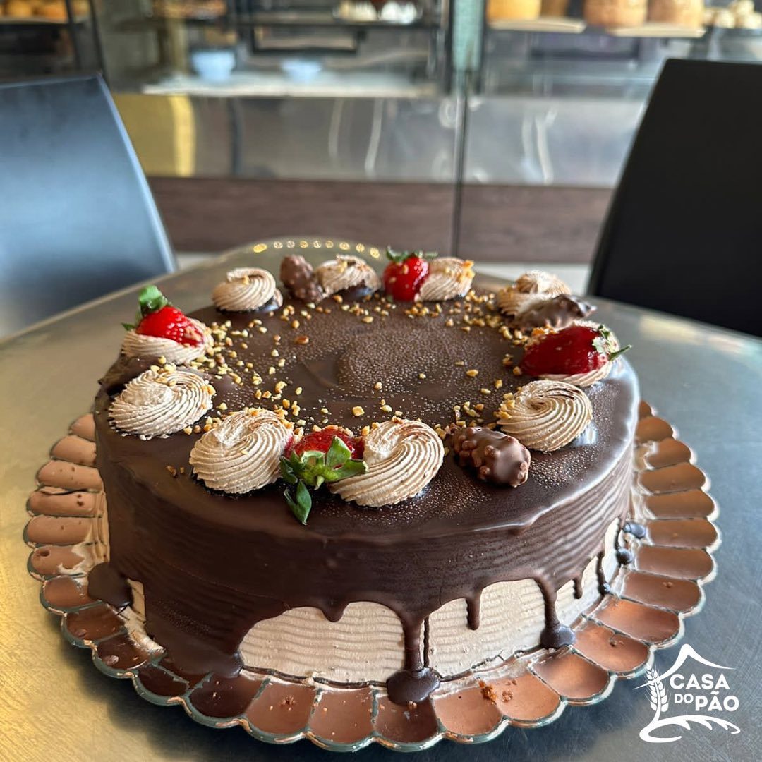 Bolo de chocolate com morangos