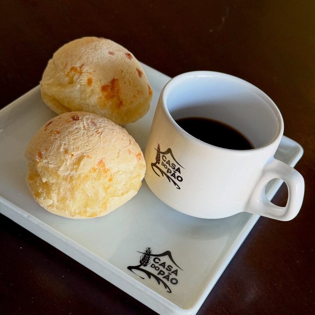 Pão de queijo com café na xícara Casa do Pão