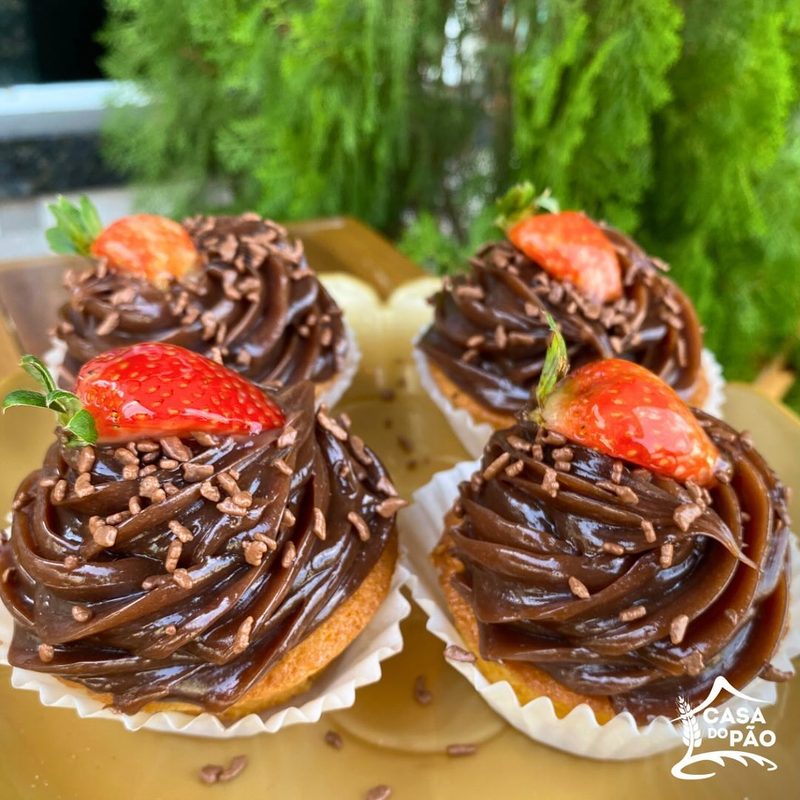 Cupcakes de chocolate com morango