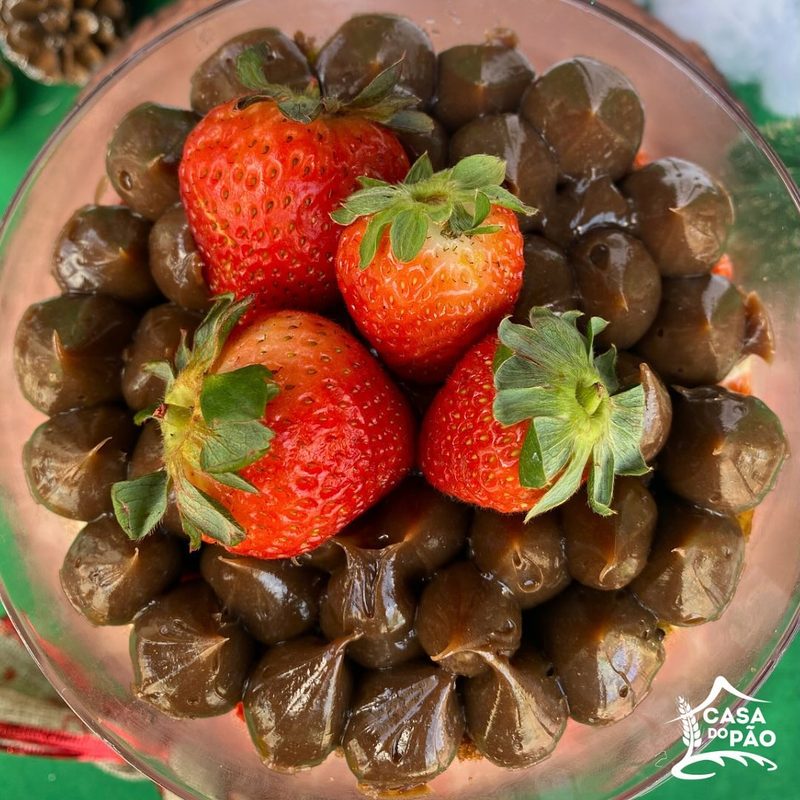 Morangos com bombons de chocolate