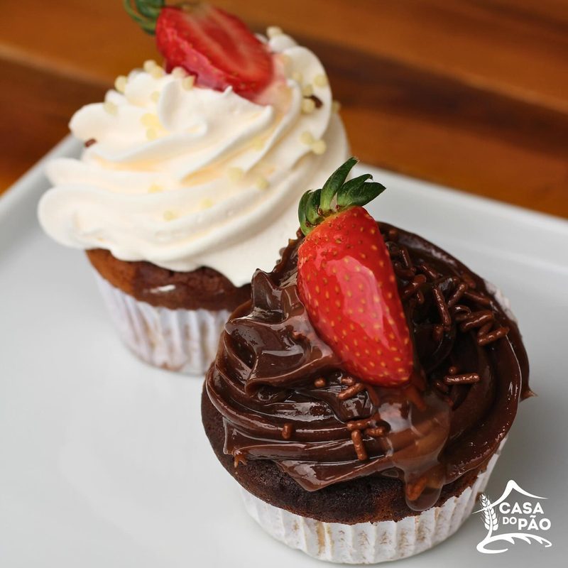 Cupcakes com chantilly e morango