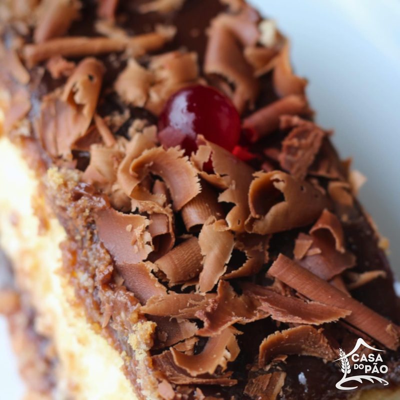 Fatia de bolo com raspas de chocolate