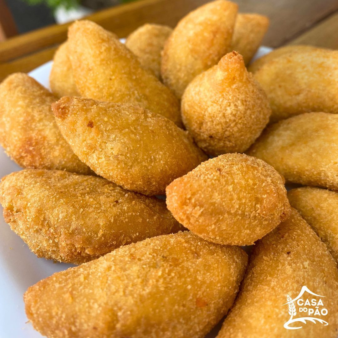 Salgados fritos: coxinhas e risoles