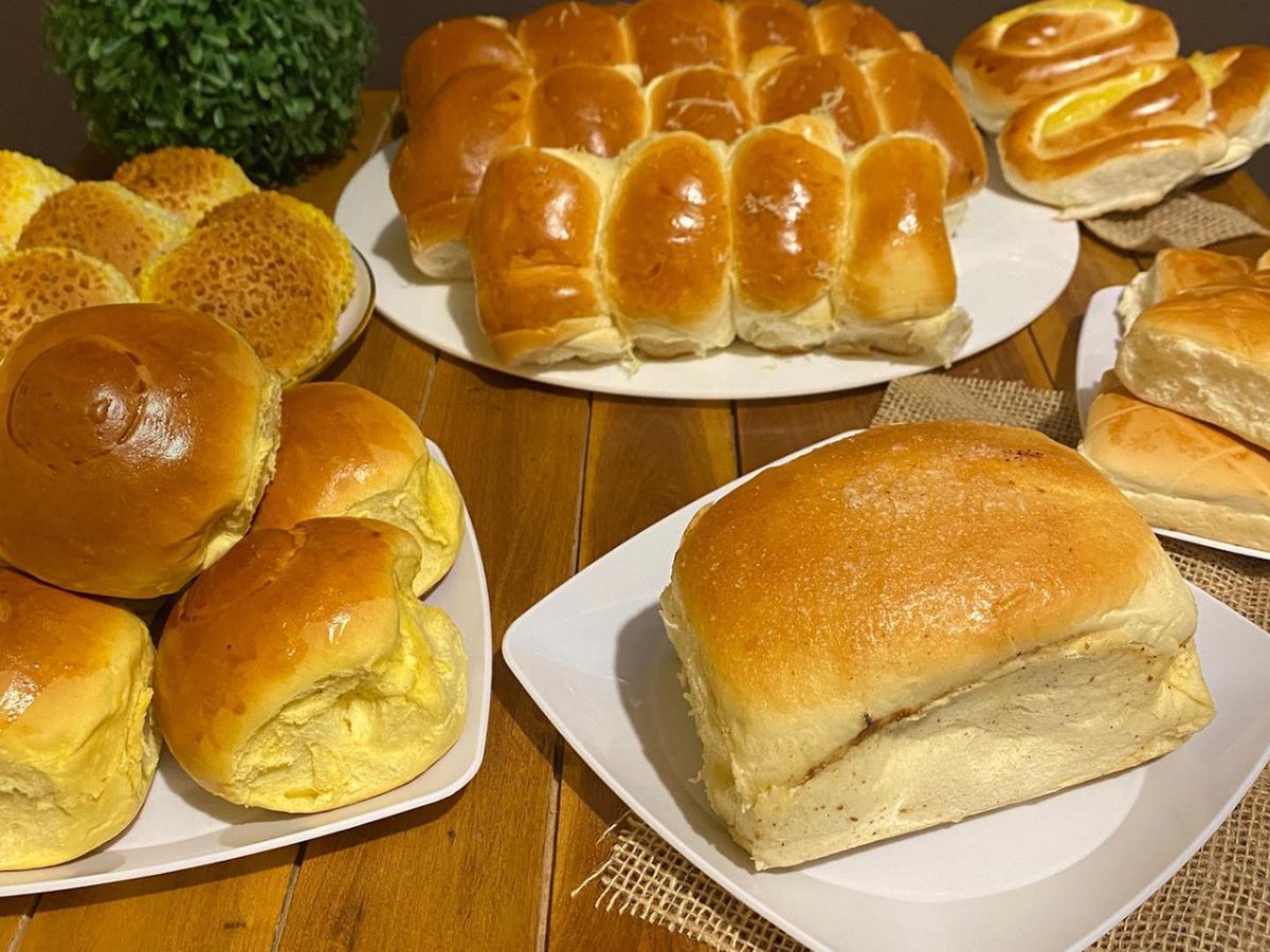 Pães doces e pães de leite sobre a mesa